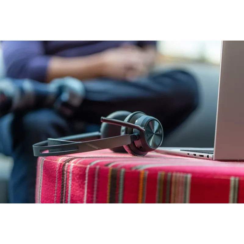 POLY Voyager Focus 2 USB-A with charge stand Headset