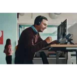 POLY Voyager Focus 2 USB-A with charge stand Headset