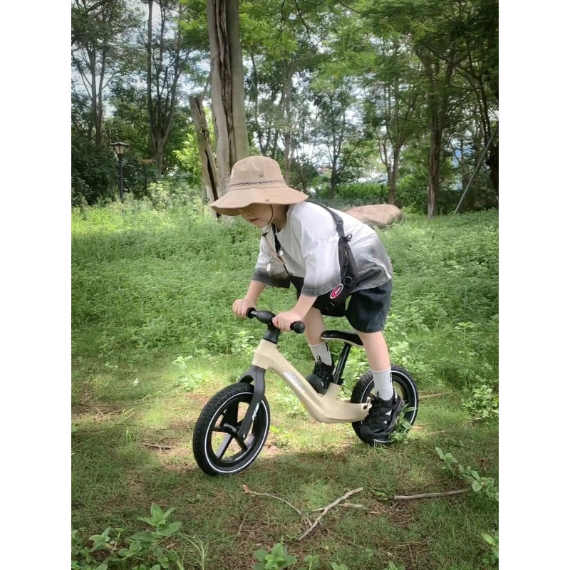 Легкий беговел Xrace Light Purple — отличный вариант для детей 2–4 лет.